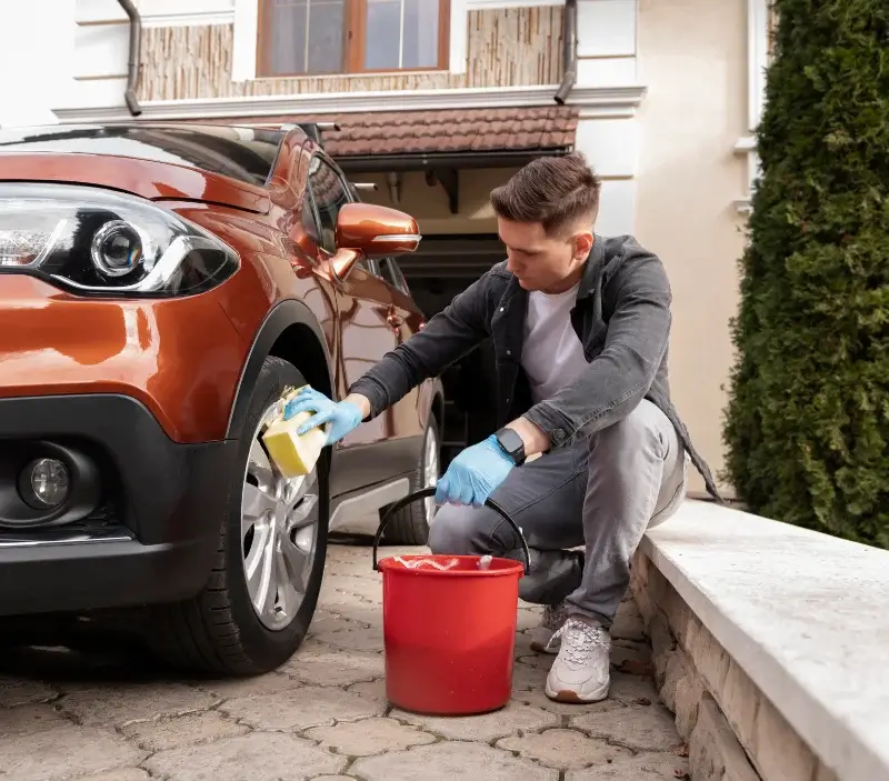 Lavage auto à domicile Saint-Malo-des-Trois-Fontaines : professionnel intervenant sur un véhicule